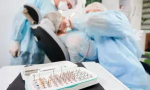 Zestaw narzędzi dentystycznych do regeneracji nerwu zębodołowego dolnego.