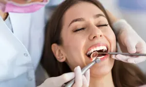 Ortodonta czy dentysta? Poznaj kluczowe różnice i wybierz specjalistę