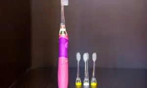 Szczoteczka soniczna czy elektryczna dla dziecka? Porównanie i wybór