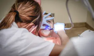 Kiedy pierwsza wizyta u dentysty? Poradnik dla rodziców