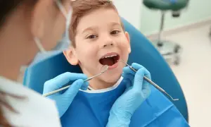 Jak uspokoić dziecko u dentysty? Skuteczne metody i porady