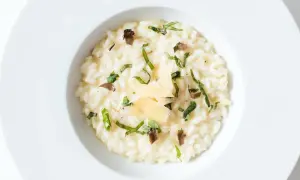 Kremowe risotto z truflami i parmezanem, idealne na białą dietę.