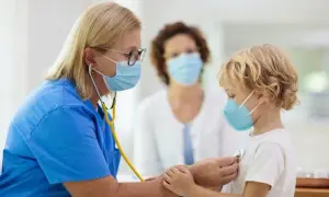 Leczenie COVID-19 w Polsce: Leki, domowe sposoby i kiedy do lekarza