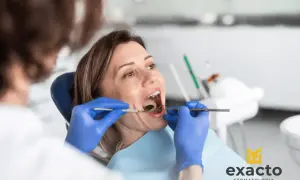 Chirurgiczne usuwanie ósemki w ciąży wymaga precyzji. Dentysta bada jamę ustną pacjentki, przygotowując się do zabiegu.
