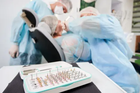 Zestaw narzędzi dentystycznych do regeneracji nerwu zębodołowego dolnego.