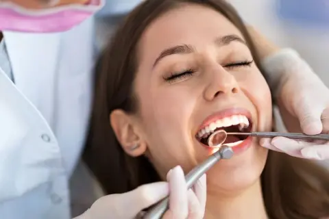 Ortodonta czy dentysta? Poznaj kluczowe różnice i wybierz specjalistę