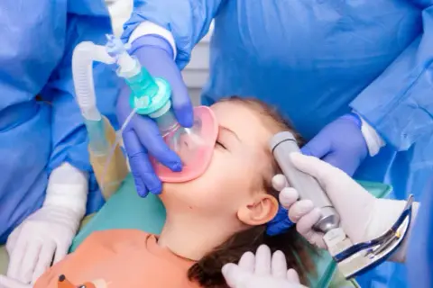 Maseczka u dentysty: Czy nadal obowiązkowa? Aktualne zasady
