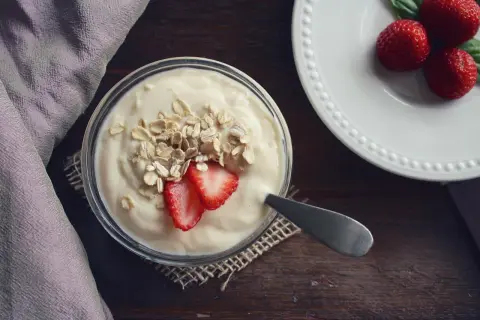 Jogurt z płatkami owsianymi i truskawkami. Idealne jedzenie po wyrwaniu zęba – łagodne i odżywcze.
