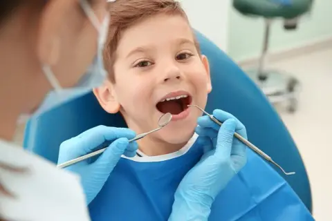 Jak uspokoić dziecko u dentysty? Skuteczne metody i porady