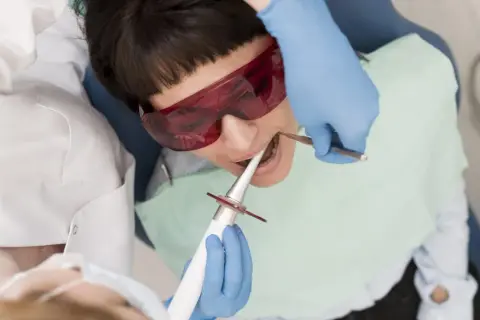 Drętwienie po znieczuleniu u dentysty? Szybkie sposoby na powrót czucia
