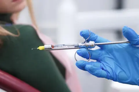 Znieczulenie u dentysty a okres: czy stres jest winowajcą?