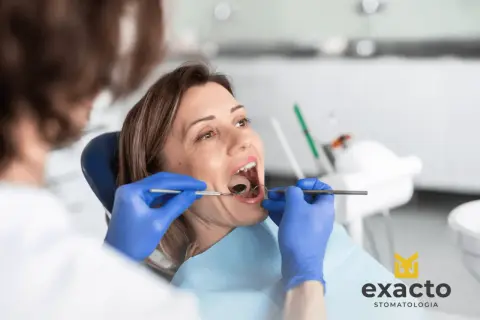 Chirurgiczne usuwanie ósemki w ciąży wymaga precyzji. Dentysta bada jamę ustną pacjentki, przygotowując się do zabiegu.