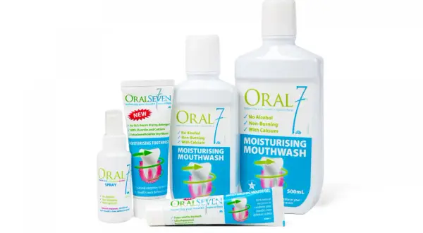Produkty Oral7: pasta, spray, żel i płyn do płukania jamy ustnej. Pomagają w walce z aftami, nawilżają i wzmacniają naturalną florę.