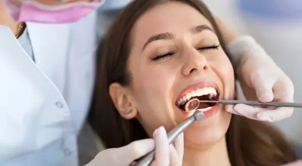 Ortodonta czy dentysta? Poznaj kluczowe różnice i wybierz specjalistę