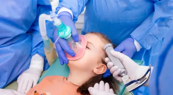 Maseczka u dentysty: Czy nadal obowiązkowa? Aktualne zasady