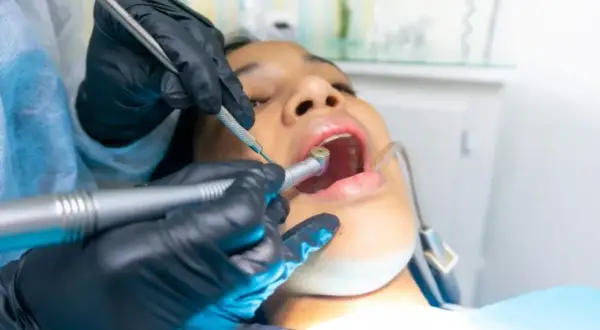 Dentysta czy lekarz dentysta? Jaka jest różnica? Wyjaśniamy!