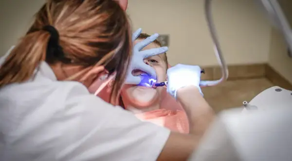 Kiedy pierwsza wizyta u dentysty? Poradnik dla rodziców