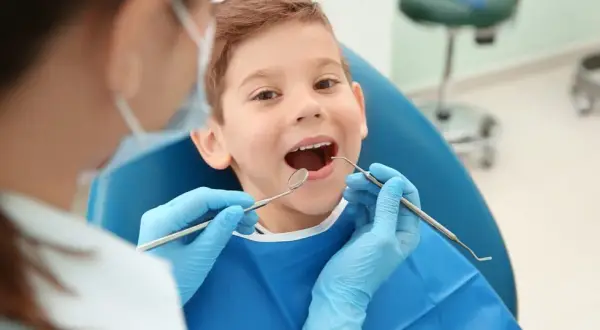 Jak uspokoić dziecko u dentysty? Skuteczne metody i porady