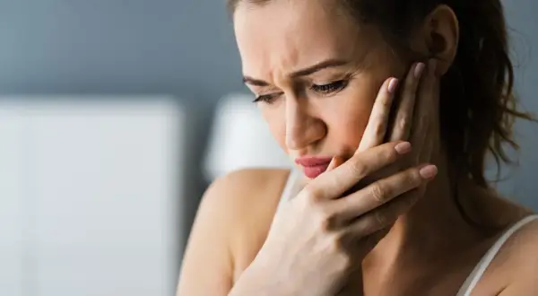 Ból dziąseł w ciąży: bezpieczne sposoby i kiedy do dentysty