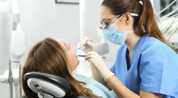 Dentysta widzi, czy palisz? Skutki nałogu dla Twoich zębów