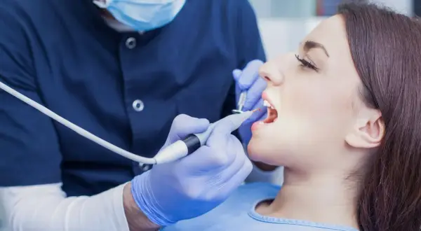 Ile trwa znieczulenie od dentysty? Sprawdź fakty!