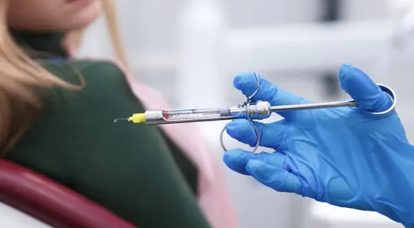 Znieczulenie u dentysty a okres: czy stres jest winowajcą?