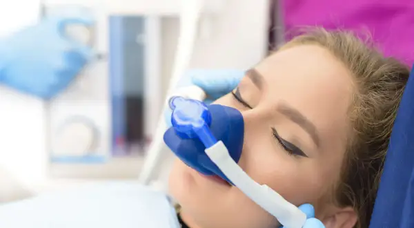 Pacjentka z maską do sedacji wziewnej, jeden z rodzajów znieczulenia.