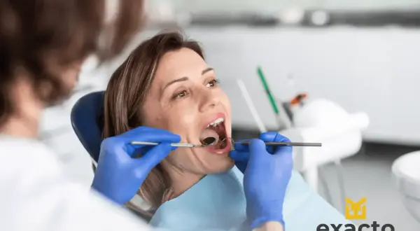 Chirurgiczne usuwanie ósemki w ciąży wymaga precyzji. Dentysta bada jamę ustną pacjentki, przygotowując się do zabiegu.