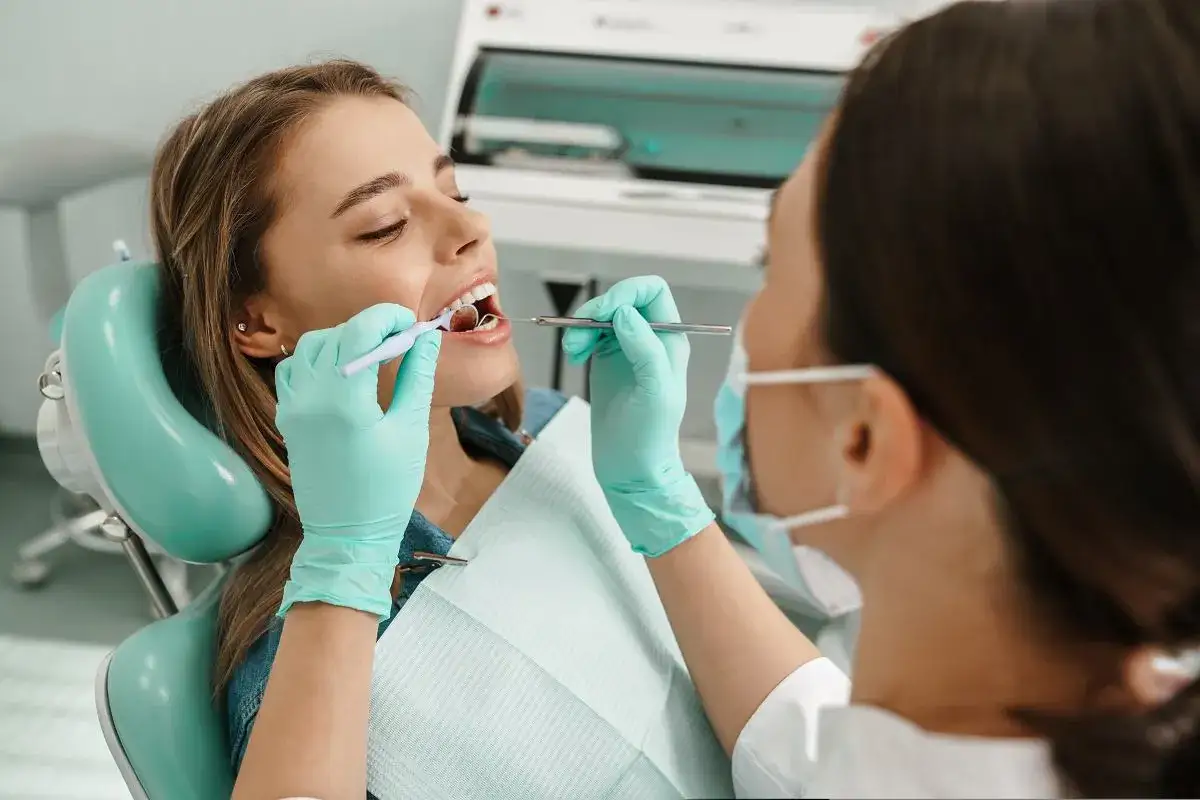 Osoba jedząca po wizycie u dentysty