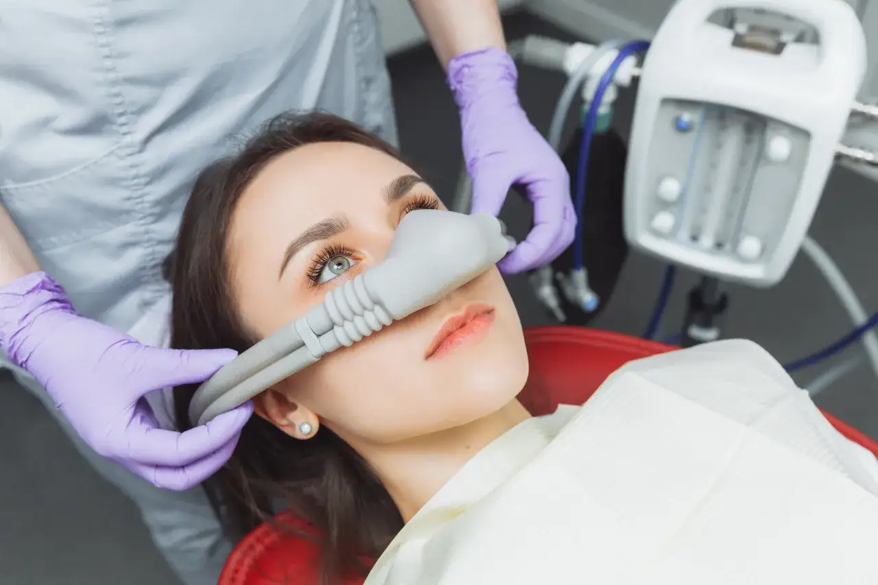 Pacjentka otrzymuje leki uspokajające przed wizytą u dentysty, co ułatwia jej przejście przez zabieg.