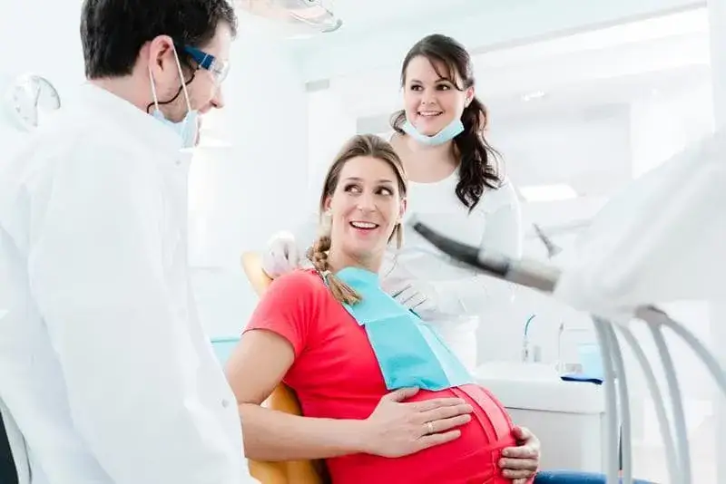 dentysta w ciąży rozmowa z pacjentką uspokajająca