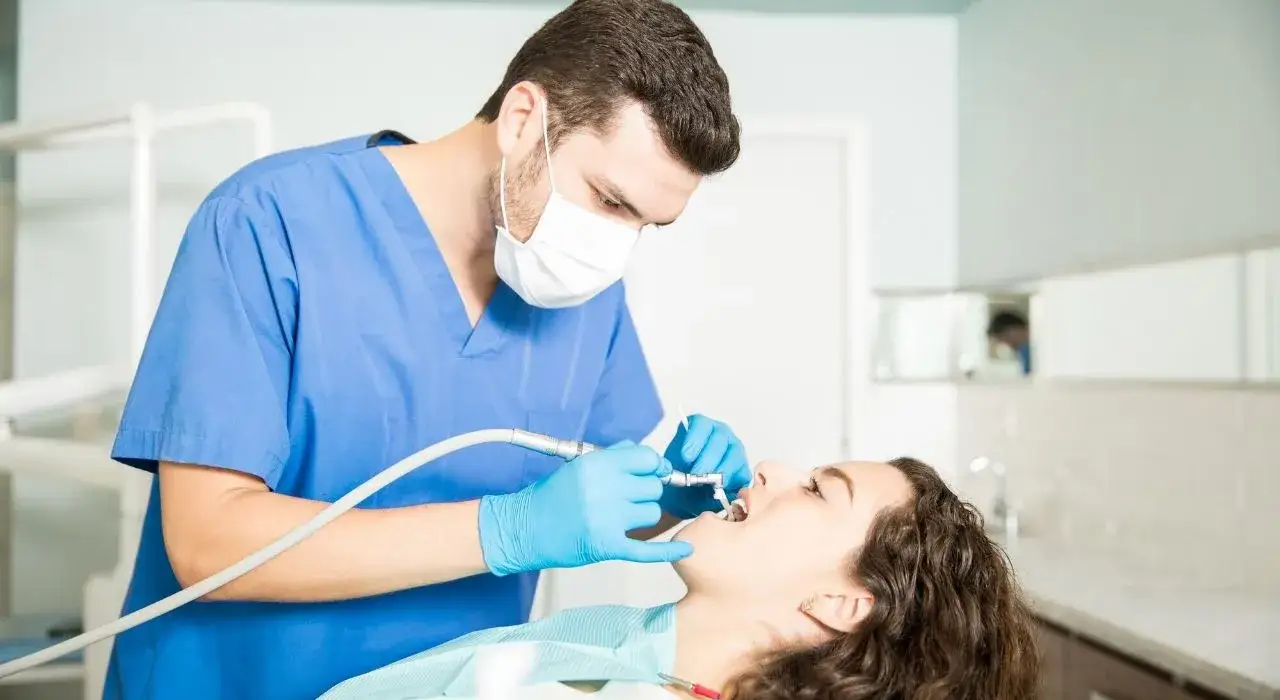 dentysta zarobki Polska, czynniki wpływające na pensję stomatologa