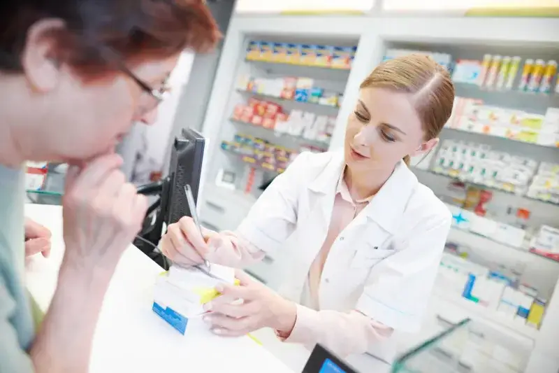 farmaceuta doradzający leki bez recepty