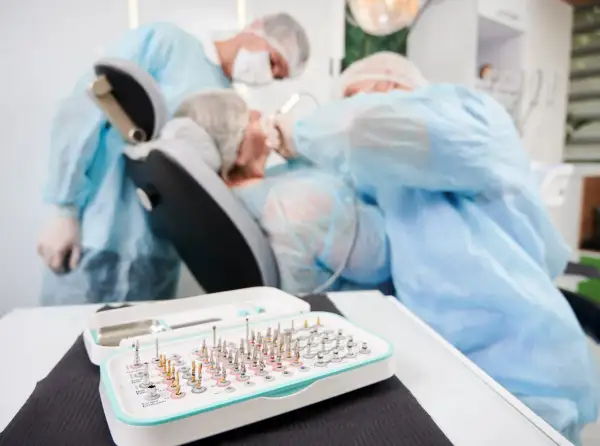 Zestaw narzędzi dentystycznych do regeneracji nerwu zębodołowego dolnego.