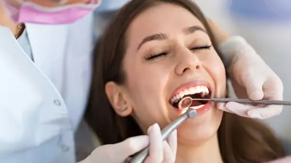 Ortodonta czy dentysta? Poznaj kluczowe różnice i wybierz specjalistę