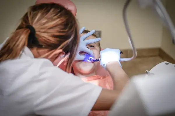Kiedy pierwsza wizyta u dentysty? Poradnik dla rodziców