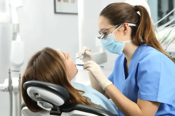Dentysta widzi, czy palisz? Skutki nałogu dla Twoich zębów