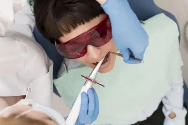 Drętwienie po znieczuleniu u dentysty? Szybkie sposoby na powrót czucia